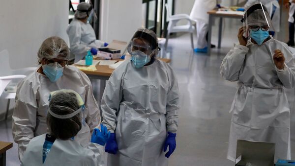 Profissionais de saúde em Ronda, na Espanha, durante testagem de moradores para coronavírus - Sputnik Brasil