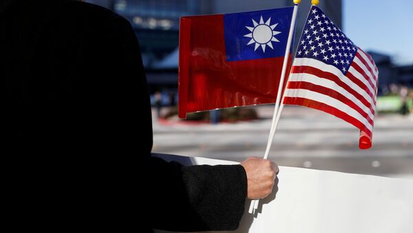 Manifestante com bandeiras de Taiwan e dos EUA - Sputnik Brasil