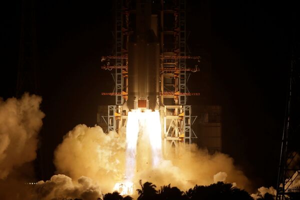 Foguete Long March-5 é lançado do Centro de Lançamento Espacial de Wenchang, na China - Sputnik Brasil