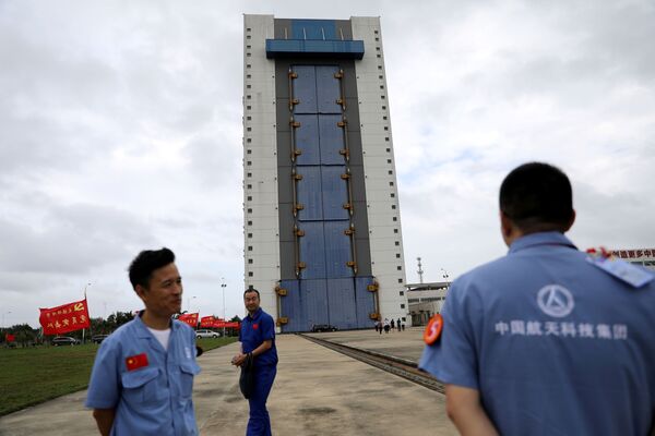 Funcionários e engenheiros chineses antes do lançamento da missão espacial que leva o rover Chang'e-5 - Sputnik Brasil