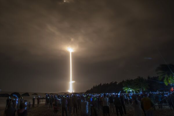 Em praia de Wenchang, multidão observa o foguete portador Long March-5 sendo lançado - Sputnik Brasil