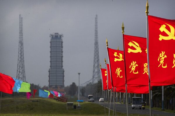 Bandeiras com o símbolo do Partido Comunista da China próximas à área de lançamento do foguete Long March-5 - Sputnik Brasil