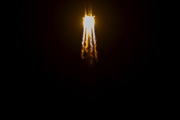 Passagem do foguete espacial Long-March-5 ilumina o céu noturno de Wenchang, na China - Sputnik Brasil