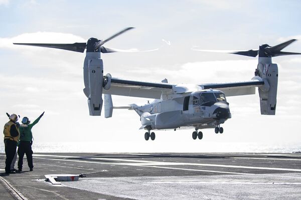 Avião CMV-22B Osprey da Marinha dos EUA conduz primeiro pouso e decolagem no porta-aviões USS Carl Vinson - Sputnik Brasil
