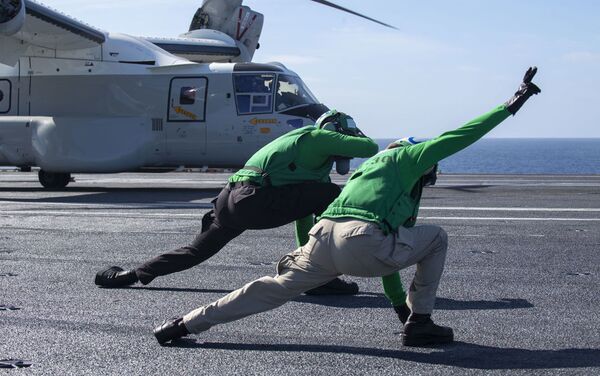 Avião CMV-22B Osprey da Marinha dos EUA conduz primeiro pouso e decolagem no porta-aviões USS Carl Vinson - Sputnik Brasil