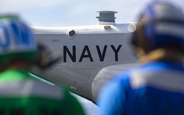 Avião CMV-22B Osprey da Marinha dos EUA conduz primeiro pouso e decolagem no porta-aviões USS Carl Vinson - Sputnik Brasil