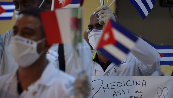 Médicos cubanos seguram bandeiras de Cuba e Itália no aeroporto de Havana - Sputnik Brasil