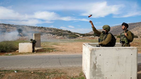 Palestinos protestam contra assentamentos judeus na Cisjordânia ocupada por Israel Palestinos protestam contra assentamentos judeus na Cisjordânia ocupada por Israel - Sputnik Brasil