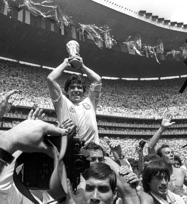 Diego Maradona é carregado após ganhar a Copa do Mundo de 1986, no México.  - Sputnik Brasil