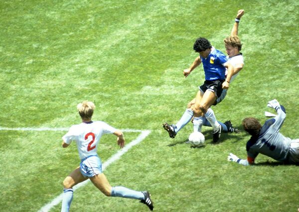 Diego Armando Maradona dribla ingleses para marcar o gol do século na Copa do Mundo de 1986. - Sputnik Brasil