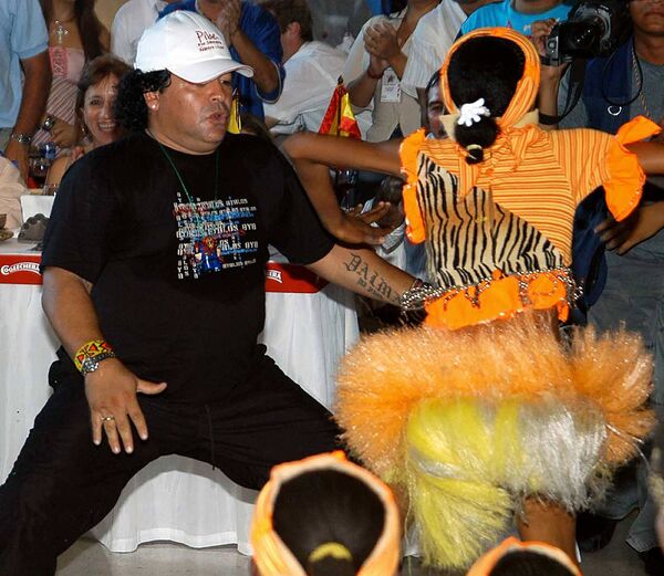 Diego Maradona dançando durante festa de despedida do ex-futebolista colombiano Carlos Valderrama, em 31 de janeiro de 2004 - Sputnik Brasil