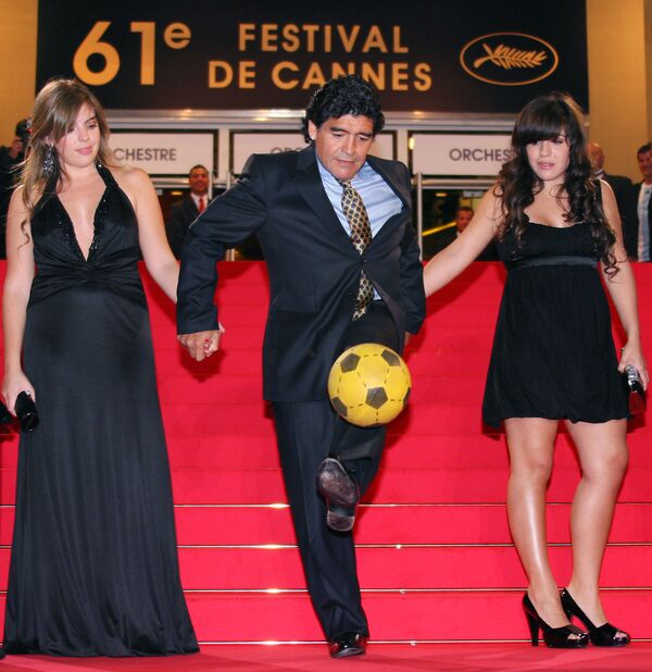 No 61º Festival de Cannes, na França, Diego Maradona bate bola ao lado das filhas Dalma e Giannina antes de assistir ao documentário Maradona by Kusturica, do cienasta sérvio Emir Kusturica - Sputnik Brasil