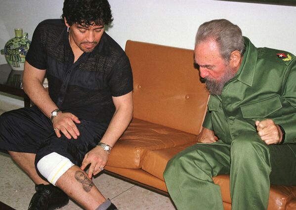 Em Havana, Diego Maradona mostra ao líder cubano Fidel Castro uma tatuagem feita em sua homenagem - Sputnik Brasil