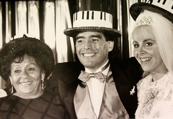 Diego Maradona posa para foto ao lado de sua mãe, Dalma, e de sua esposa, Claudia Villafañe, durante sua festa de casamento em Buenos Aires - Sputnik Brasil