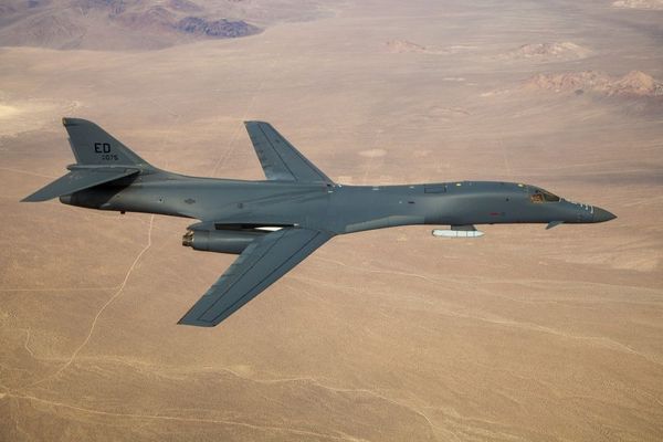 FOTOS mostram bombardeiro B-1B dos EUA com míssil de cruzeiro externo - Sputnik Brasil