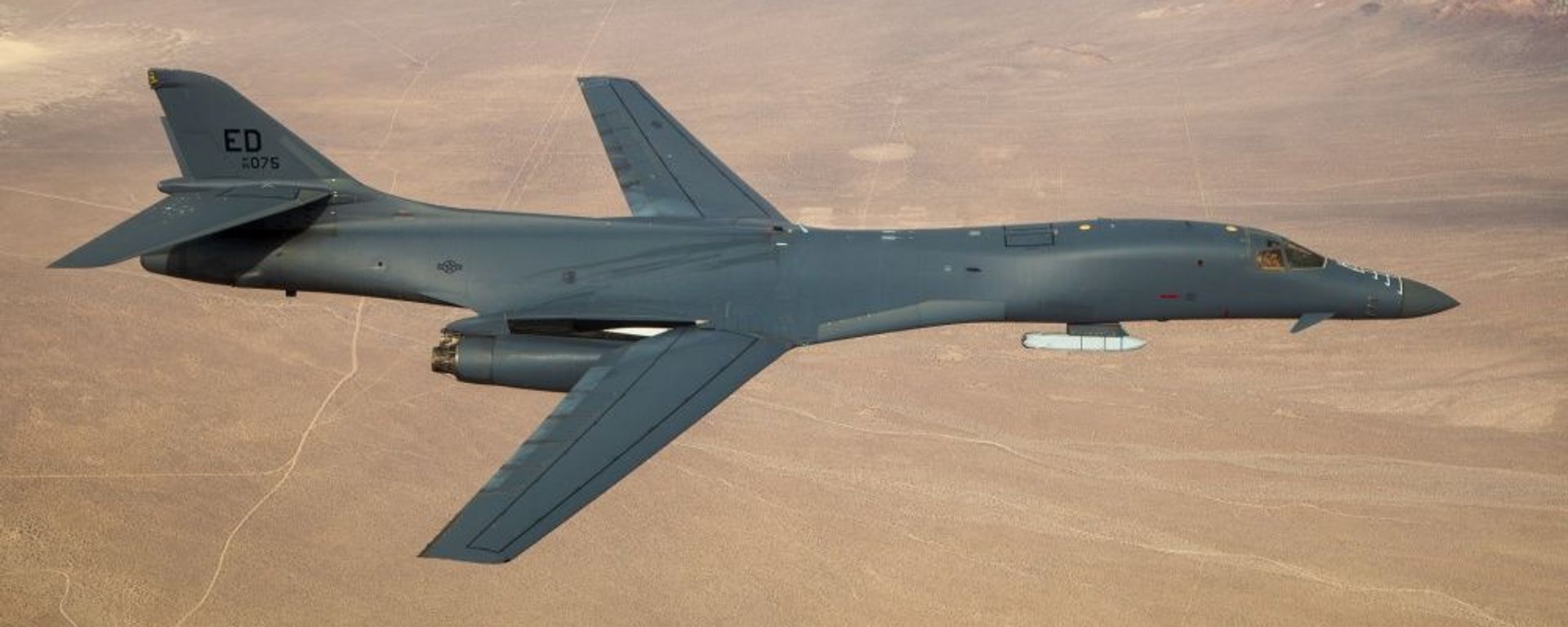 Um bombardeiro B-1B Lancer com um míssil JASSM voou sobre a Base Aérea de Edwards, Califórnia - Sputnik Brasil, 1920, 03.05.2026