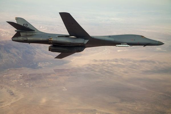 FOTOS mostram bombardeiro B-1B dos EUA com míssil de cruzeiro externo - Sputnik Brasil