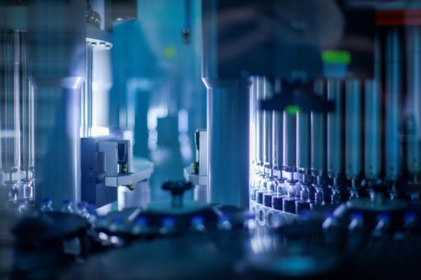 Pfizer e BioNtech pedem autorização de comercialização da vacina contra COVID-19 na Europa - Sputnik Brasil