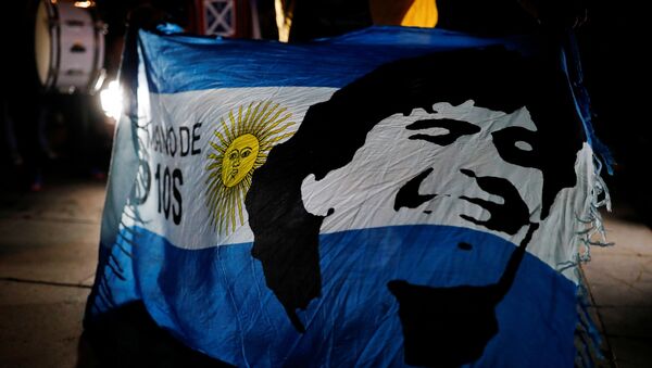 Bandeira da Argentina com o retrato de Diego Armando Maradona - Sputnik Brasil
