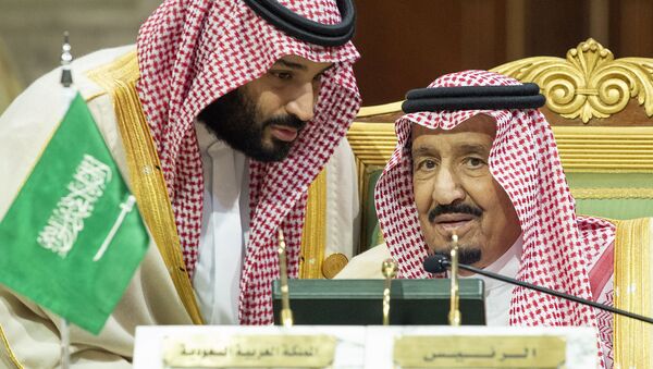 Príncipe herdeiro do trono saudita Mohammed bin Salman (à esquerda) e o rei saudita Salman bin Abdulaziz Al Saud (à direita) durante conversa (foto de arquivo) - Sputnik Brasil