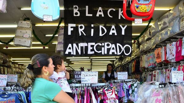 Consumidores buscam ofertas na Black Friday - Sputnik Brasil