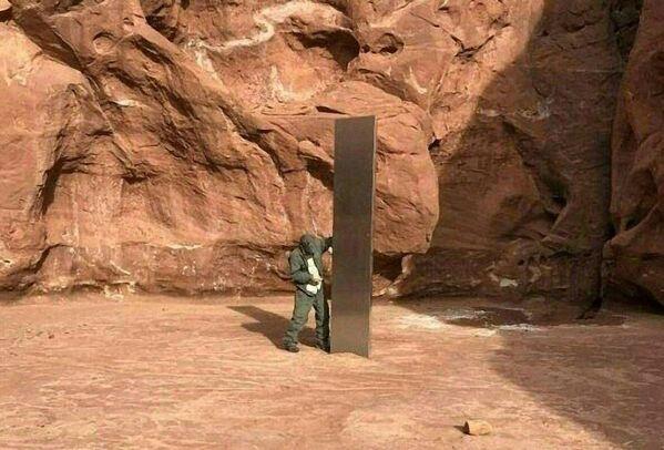 Imagem de misterioso monolito prateado encontrado no deserto por funcionários do Departamento de Segurança Pública de Utah, EUA - Sputnik Brasil