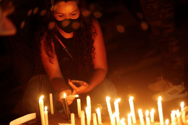 Em Brasília, mulher acende vela diante do supermercado Carrefour em protesto contra a morte de João Alberto Silveira Freitas - Sputnik Brasil