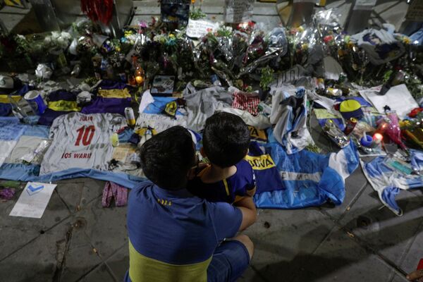 Em Buenos Aires, pessoas prestam tributo ao falecido jogador Diego Maradona com camisas de futebol - Sputnik Brasil