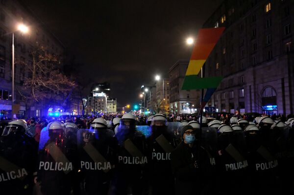 Milhares vãos às ruas na Polônia contra a proibição do aborto - Sputnik Brasil