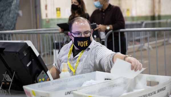 Funcionário trabalha na apuração dos votos em Pittsburgh, na Pensilvânia - Sputnik Brasil