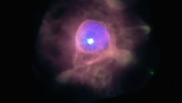 Esta imagem composta da nebulosa planetária IC 4593 contém raios X (Chandra) de gás que foi aquecido até mais de um milhão de graus. Essas temperaturas altas foram provavelmente geradas por material expelido do núcleo encolhido da estrela e colidiu com gás que foi previamente emitido pela estrela. Dados de luz visível do telescópio espacial Hubble na imagem mostram combinações de nitrogênio, oxigênio e hidrogênio - Sputnik Brasil