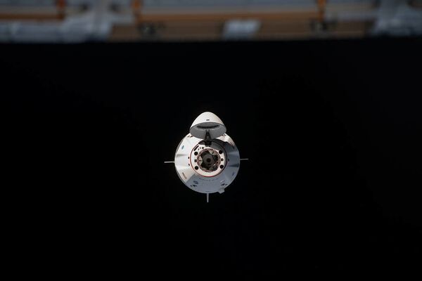 Em 16 de novembro, o foguete SpaceX Crew Dragon chegou à Estação Espacial Internacional para acoplamento, carregando os astronautas da NASA Michael Hopkins, Victor Glover e Shannon Walker e o astronauta da Agência de Exploração Aeroespacial do Japão Soichi Noguchi. Na imagem a nave espacial Crew Dragon está se aproximando da estação espacial, tendo acoplado à 01h01 no horário de Brasília - Sputnik Brasil