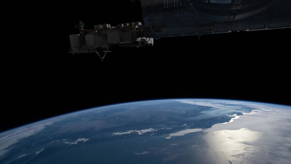 Orbitando a mais de 320 quilômetros por cima da Terra, o planeta a que chamamos nossa casa, a tripulação da Estação Espacial Internacional tirou esta imagem da borda da Terra, ou horizonte, com luz do Sol brilhando acima do oceano Pacífico e baía de San Francisco em 1º de novembro de 2020 - Sputnik Brasil