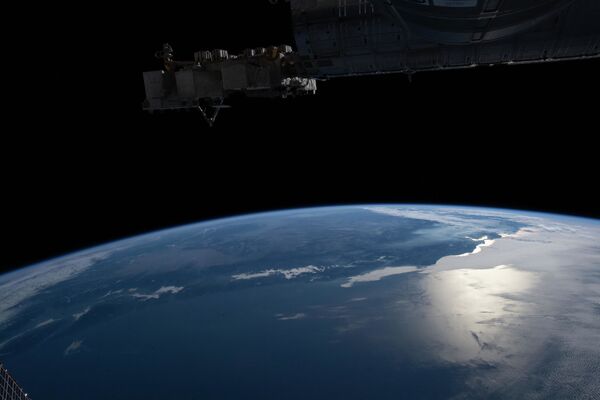 Orbitando a mais de 320 quilômetros por cima da Terra, o planeta a que chamamos nossa casa, a tripulação da Estação Espacial Internacional tirou esta imagem da borda da Terra, ou horizonte, com luz do Sol brilhando acima do oceano Pacífico e baía de San Francisco em 1º de novembro de 2020 - Sputnik Brasil