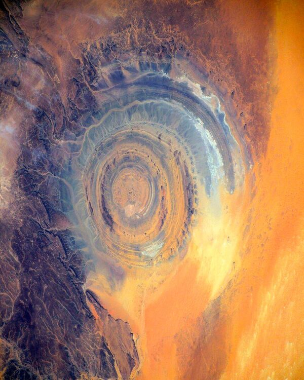 Outro objeto geográfico misterioso claramente visível da Estação Espacial Internacional – a Estrutura de Richat. Domo de Richat é uma estrutura concêntrica de 50 quilômetros de diâmetro localizada na Mauritânia. A pesquisa realizada mostra que a estrutura foi formada devido à erosão das formações emergentes em forma de cúpula - Sputnik Brasil