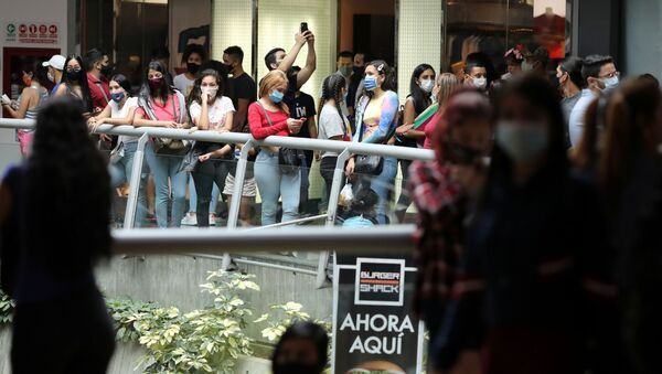 Venezuelanos se concentram em shopping de Caracas durante vendas da Black Friday - Sputnik Brasil