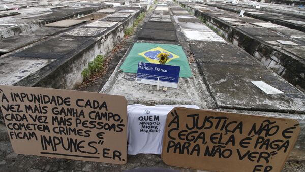 Movimentação no túmulo onde a vereadora Marielle Franco está enterrada, no Cemitério de São Francisco Xavier (Caju), na zona norte do Rio de Janeiro - Sputnik Brasil