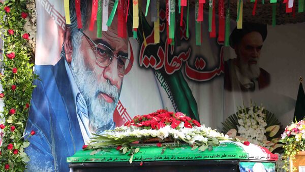 Imagem e caixão com o corpo do cientista nuclear iraniano Mohsen Fakhirzadeh durante funeral em Teerã no dia 30 de novembro de 2020 - Sputnik Brasil