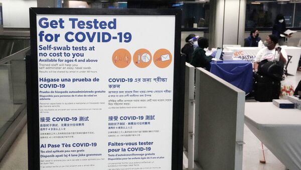 Placa em um posto de teste em Nova York na véspera do Dia de Ação de Graças durante a pandemia do coronavírus no dia 25 de novembro de 2020 - Sputnik Brasil