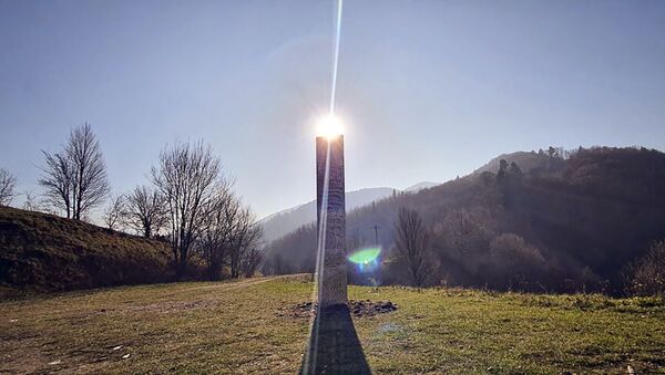 Uma estrutura metálica colocada no monte Batca Doamnei, no norte da Romênia - Sputnik Brasil