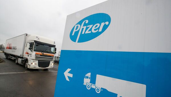 Em Purs, na Bélgica, um caminhão refrigerado deixa um fábrica da Pfizer, em 3 de dezembro de 2020 - Sputnik Brasil