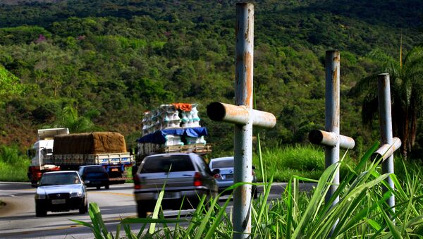 Cruzes indicando acidente fatal na beira da rodovia BR 381, km 426, sentido Vitória-Belo Horizonte - Sputnik Brasil