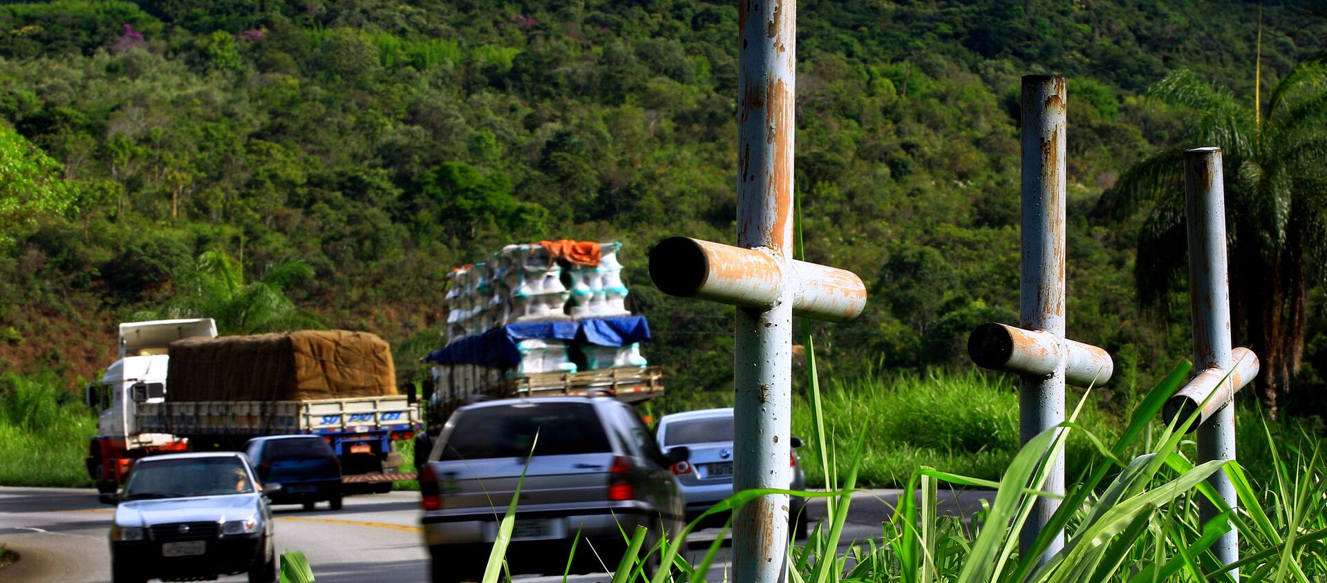 Cruzes indicando acidente fatal na beira da rodovia BR 381, km 426, sentido Vitória-Belo Horizonte - Sputnik Brasil, 1920, 04.12.2020