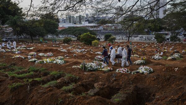 Sepultadores e parentes carregam caixão com vítima da COVID-19 no cemitério da Vila Formosa, na zona leste de São Paulo no dia 19 de junho de 2020 - Sputnik Brasil