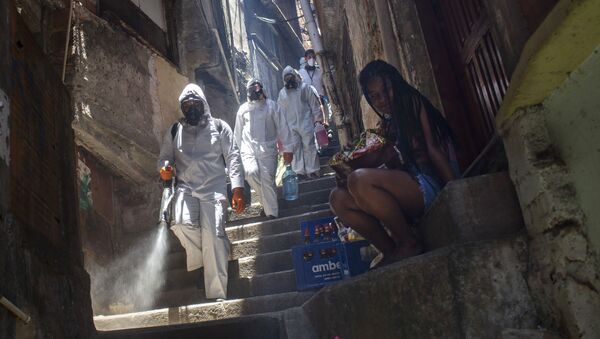Voluntários desinfectam ruas na favela Santa Marta, no Rio de Janeiro - Sputnik Brasil