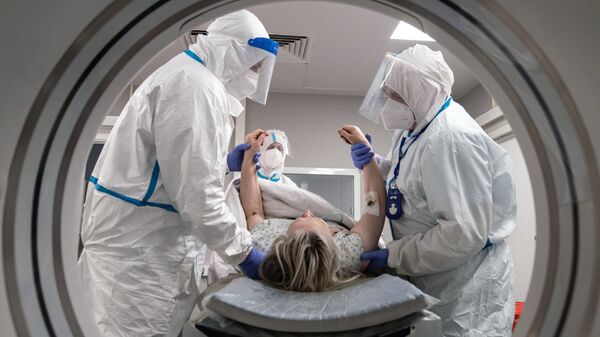 Profissionais de saúde e pacientes na sala de tomografia computadorizada em um hospital para doentes com COVID-19 - Sputnik Brasil
