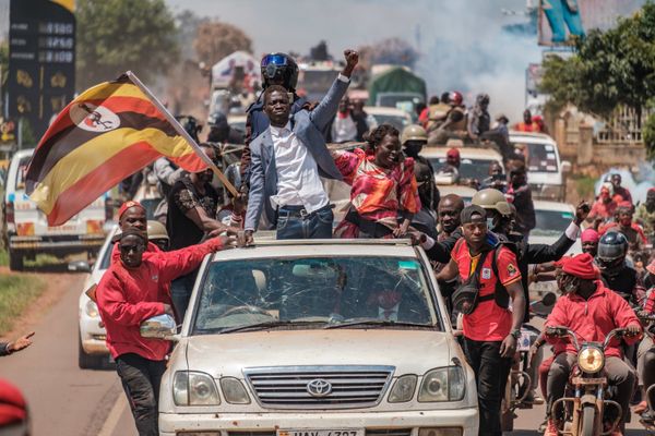 Uganda: polícia usa gás lacrimogêneo contra protesto por prisão de candidato opositor - Sputnik Brasil