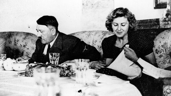Líder alemão Adolf Hitler e sua amante Eva Braun durante jantar Líder alemão Adolf Hitler e sua amante Eva Braun durante jantar - Sputnik Brasil