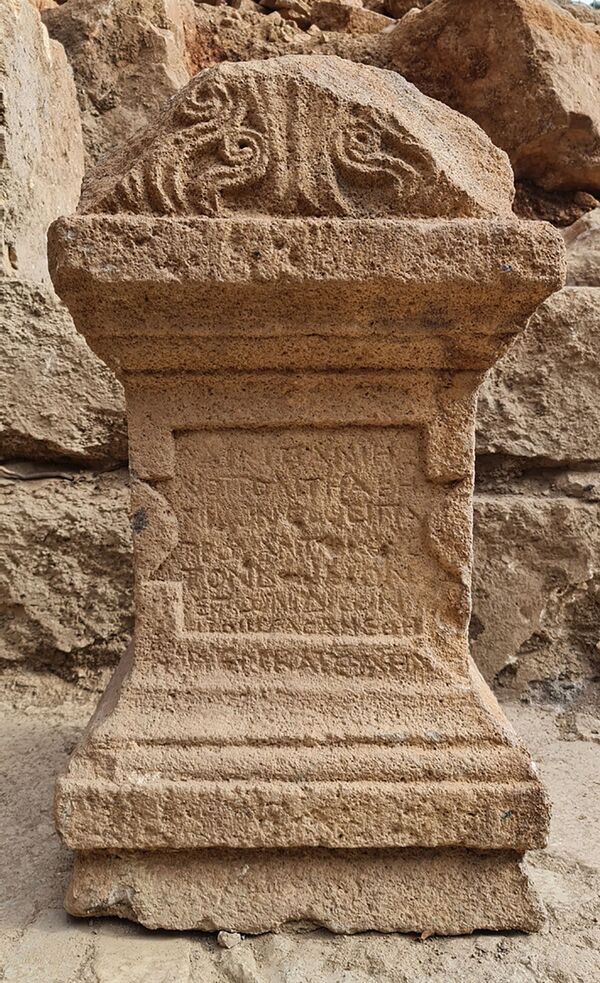 Arqueólogo revela possível significado de inscrição em altar pagão de igreja em Israel (FOTO) - Sputnik Brasil