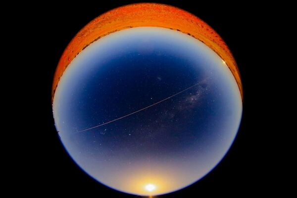 Imagem revela bola de fogo em volta da cápsula da sonda Hayabusa2 ao entrar na atmosfera da Terra - Sputnik Brasil